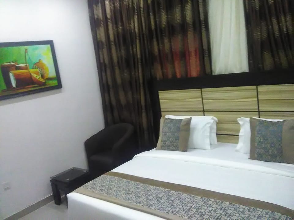 Executive Suite | Down comforters, minibar, in-room safe, desk