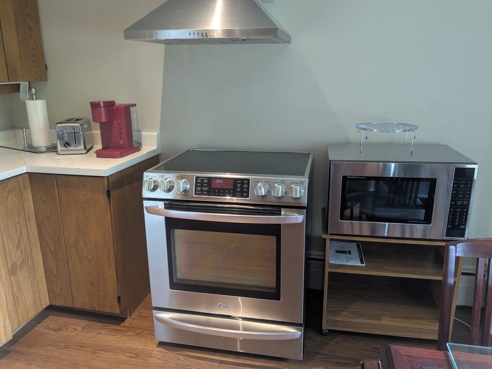 Premium Studio Suite, Multiple Beds, Kitchenette, Garden View | Private kitchenette | Fridge, shared microwave
