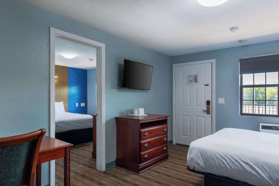 Suite, 1 Queen Bed, Accessible, Smoking | Desk, iron/ironing board, cribs (free), rollaway beds (surcharge)