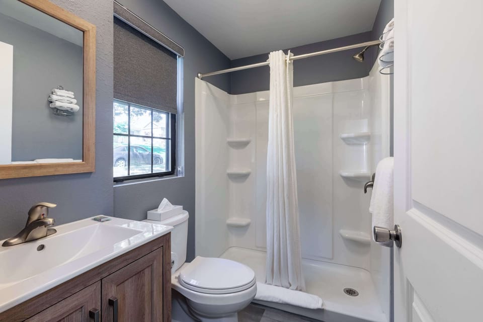 Combined shower/tub, free toiletries
