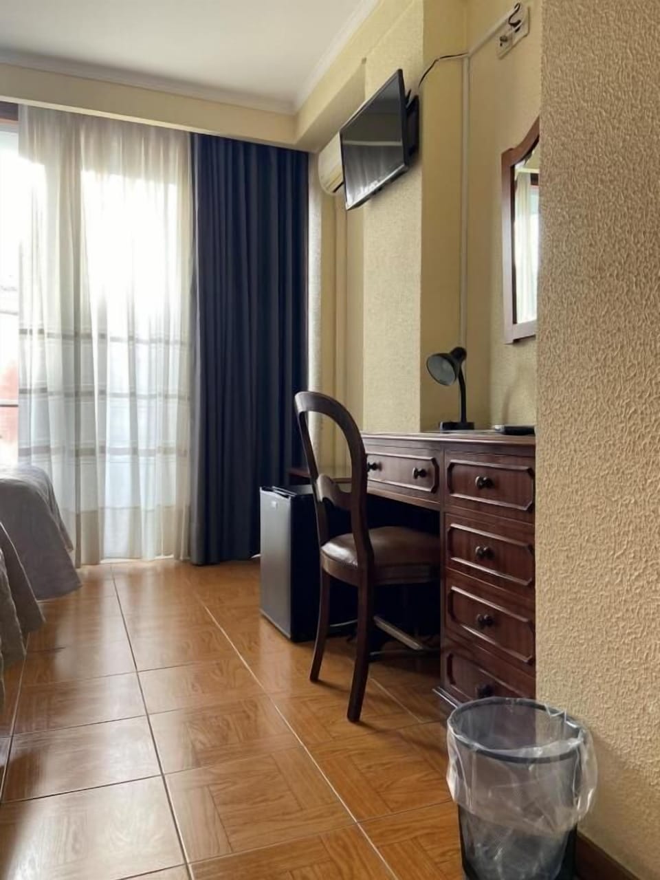 Economy Twin Room | Minibar, in-room safe, desk, blackout drapes