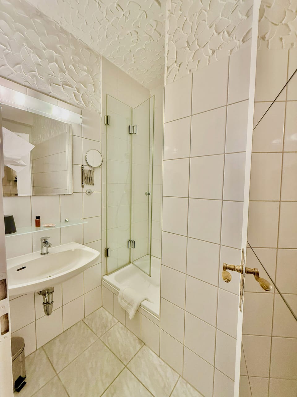 Standard Single Room | Bathroom | Shower, hair dryer, slippers, towels