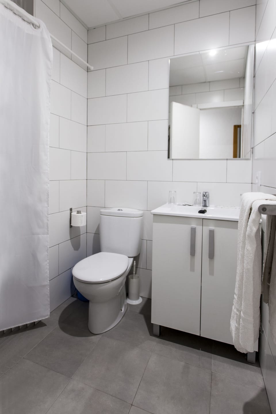 Shower, free toiletries, towels