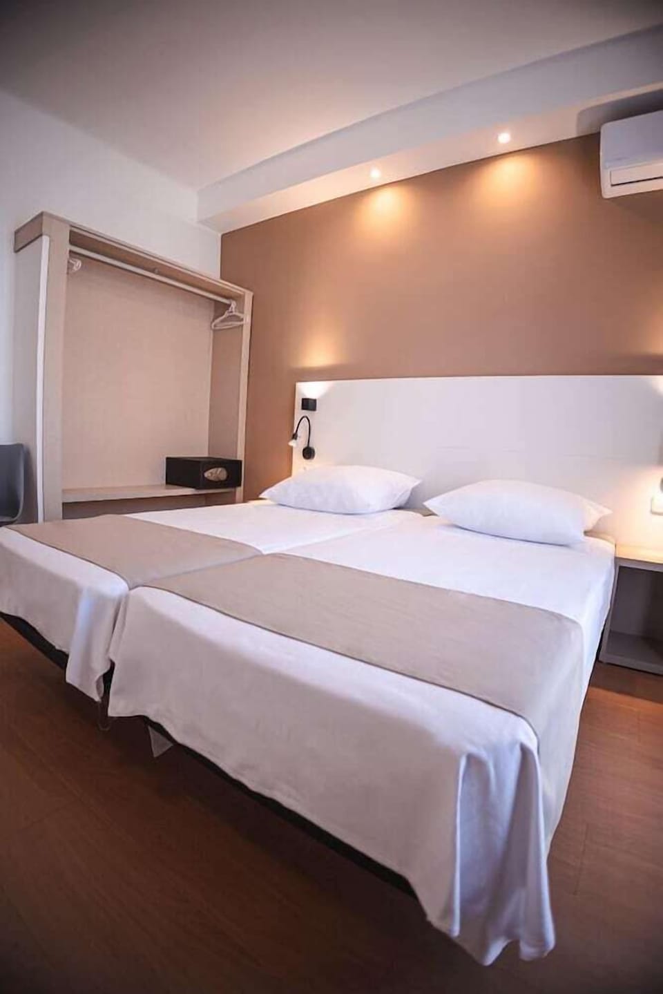 Free WiFi, bed sheets