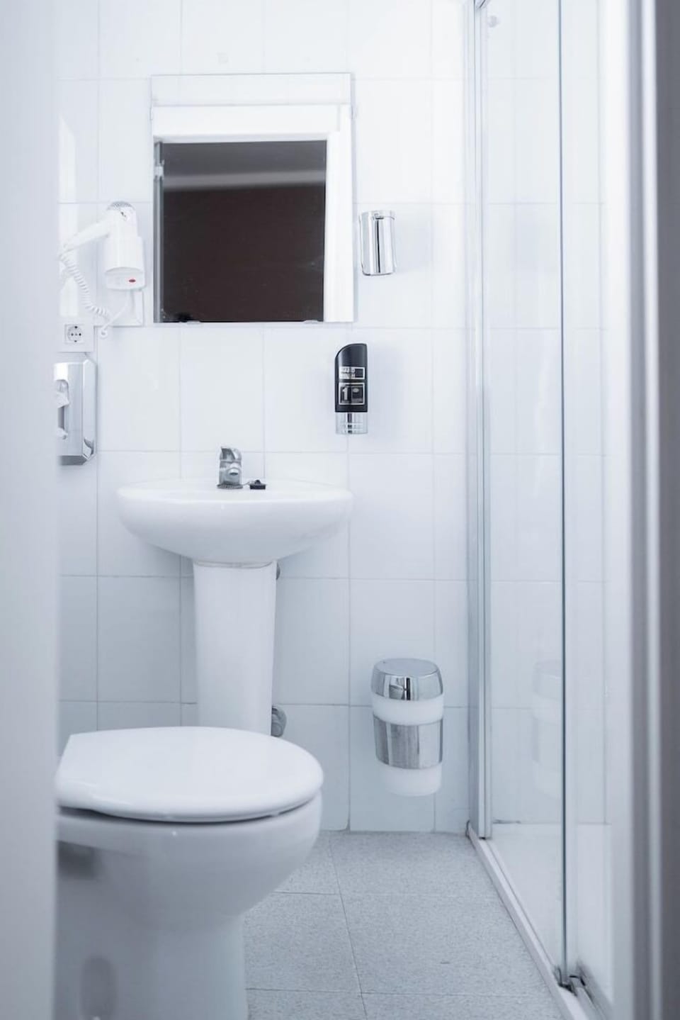 Shower, free toiletries, towels