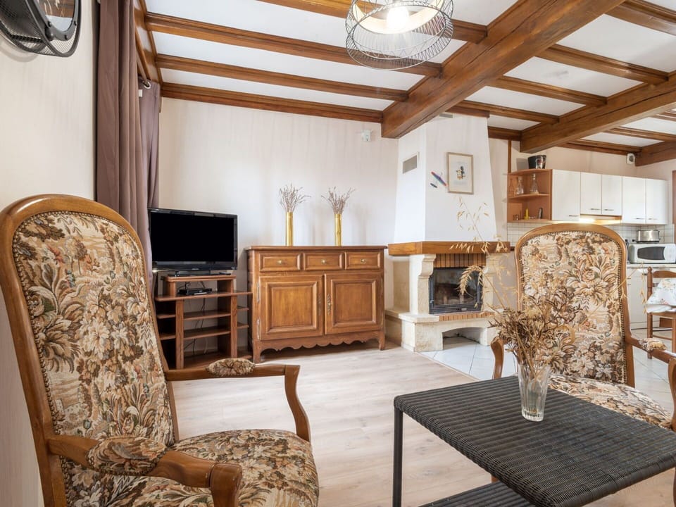 Furniture, Property, Table, Chair, Wood, Interior Design, Lighting, Flooring, Living Room, Building