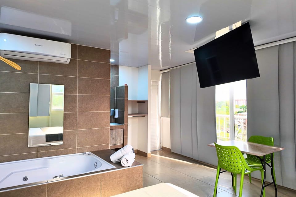 Deluxe Studio Suite | Hypo-allergenic bedding available, WiFi (free), bed sheets