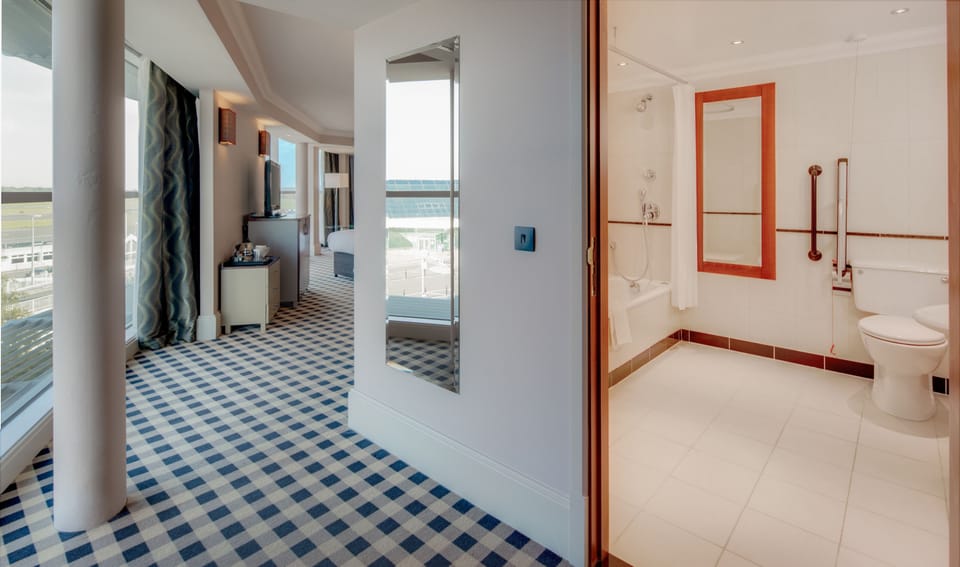 Twin Accessible Guestroom | Minibar, in-room safe, laptop workspace, soundproofing