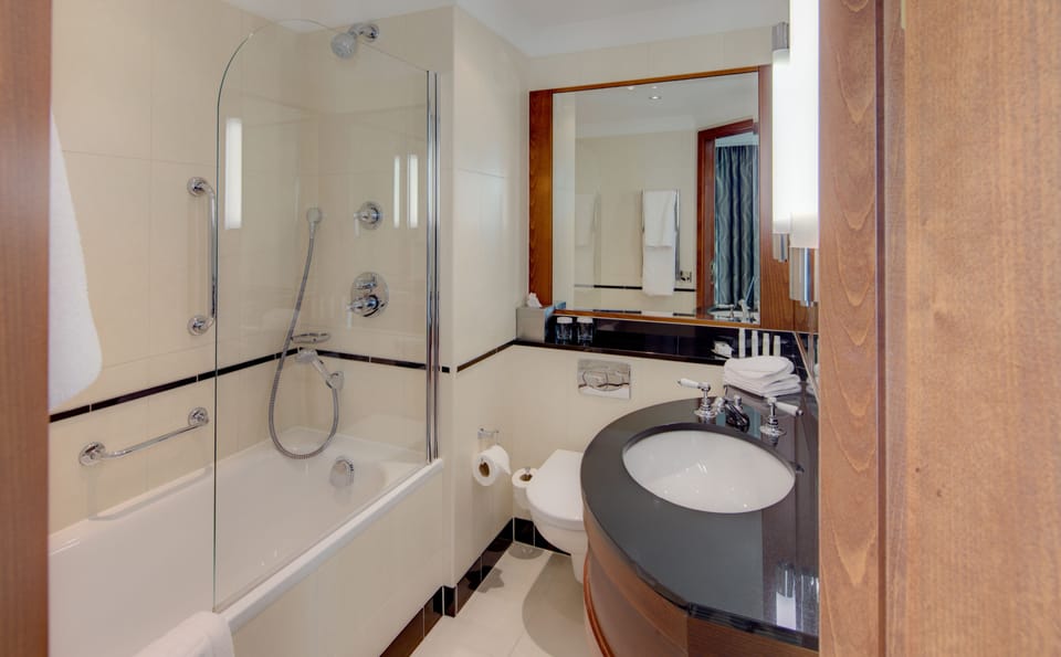 Room, 1 Queen Bed | Bathroom | Free toiletries, hair dryer, towels, shampoo