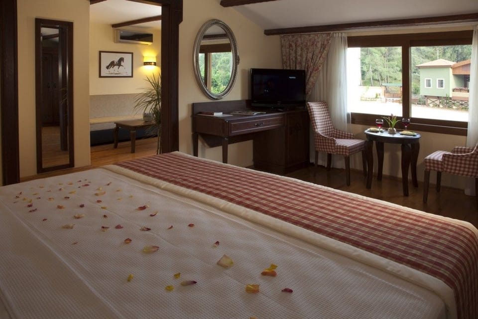 Premium Suite | Hypo-allergenic bedding, memory foam beds, free minibar, in-room safe