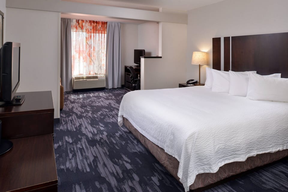 Executive Studio Suite, 1 Bedroom | Premium bedding, in-room safe, desk, iron/ironing board