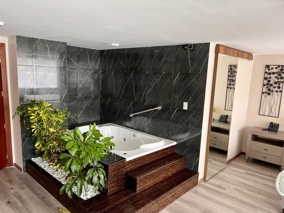 Suite King | In-room safe, desk, soundproofing, WiFi (free)