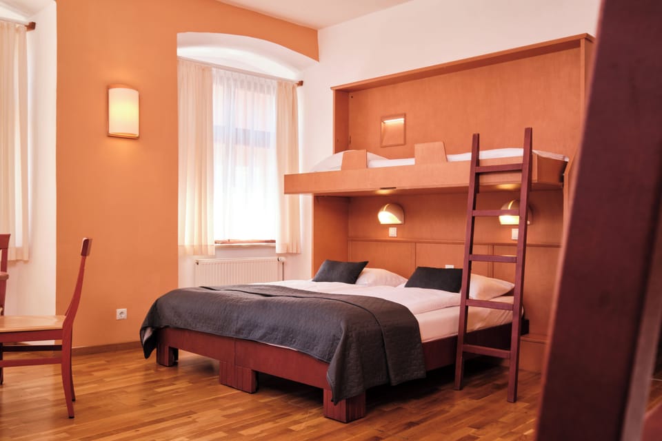 Hypo-allergenic bedding, in-room safe, desk, free WiFi