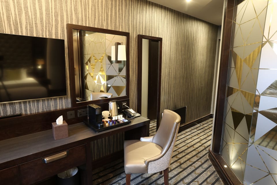 Deluxe Suite | Desk, laptop workspace, blackout drapes, iron/ironing board