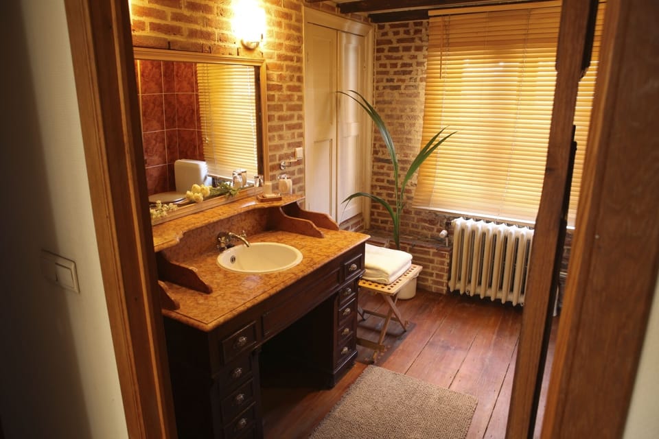 Comfort Double or Twin Room, Private Bathroom | Bathroom | Combined shower/tub, free toiletries, hair dryer, towels