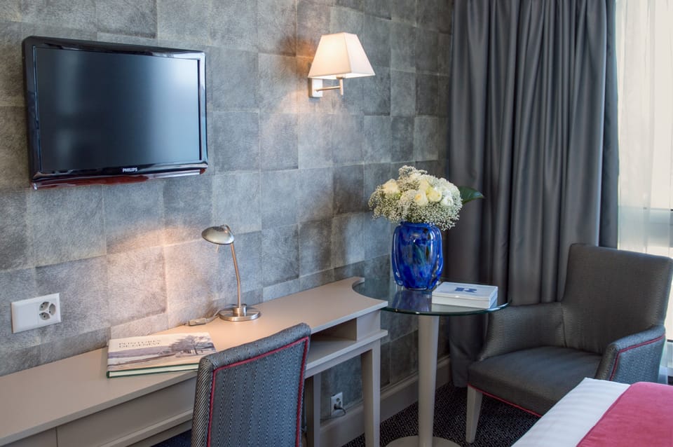 Executive Room | Hypo-allergenic bedding, minibar, in-room safe, desk