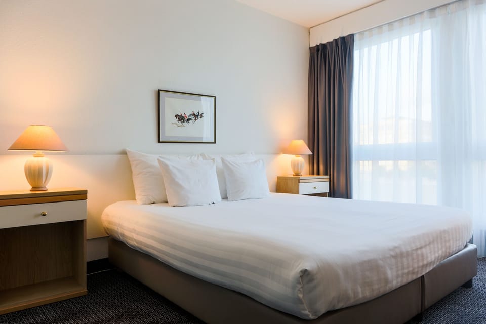 Hypo-allergenic bedding, minibar, in-room safe, desk