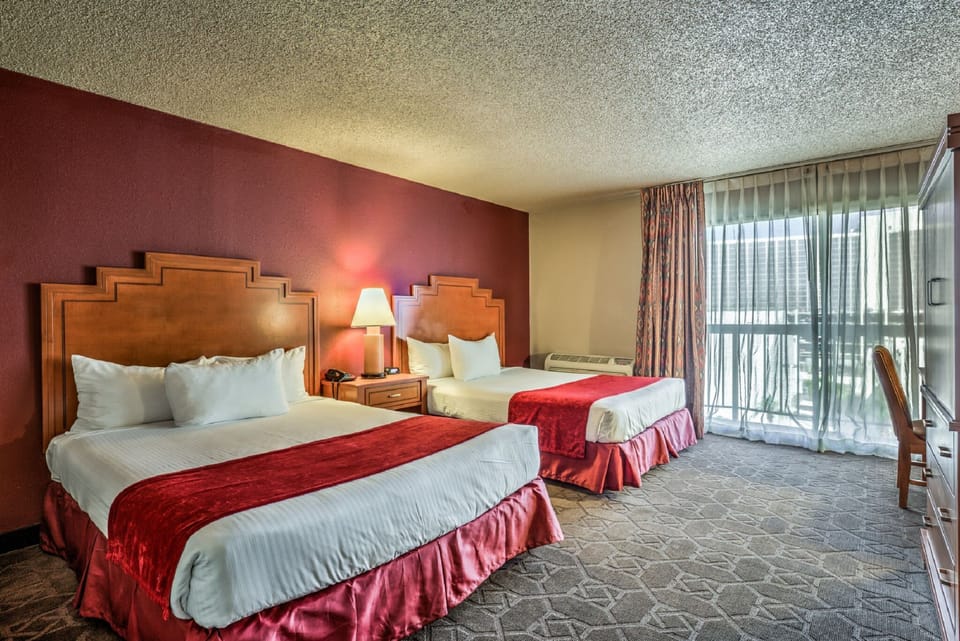 Santa Fe Queen Non Smoking | Desk, laptop workspace, iron/ironing board, cribs/infant beds