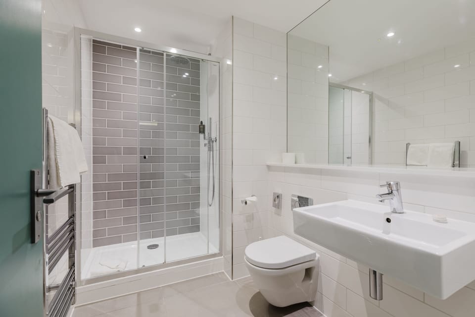 Superior Double Room, Ensuite | Bathroom | Hair dryer, bathrobes, towels