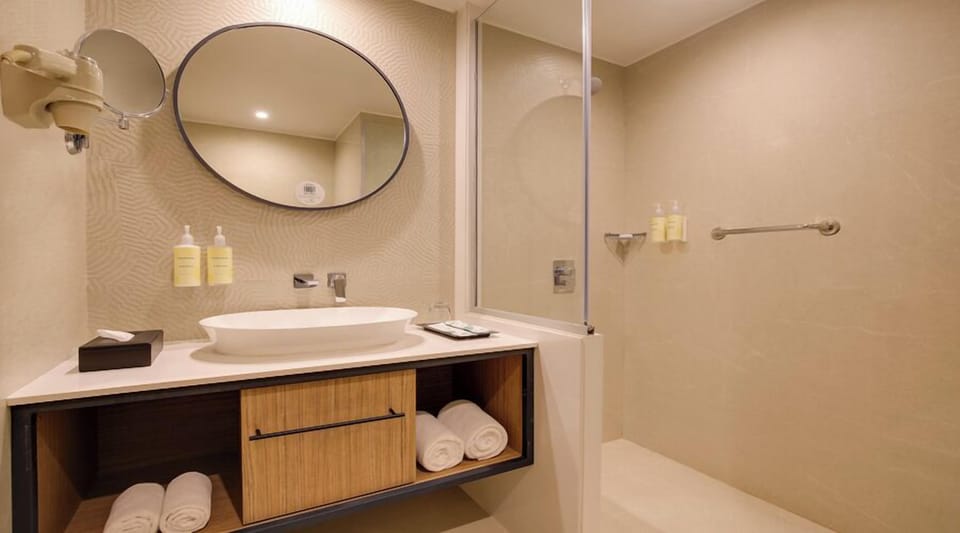 Executive Twin Room | Bathroom | Shower, free toiletries, hair dryer, towels