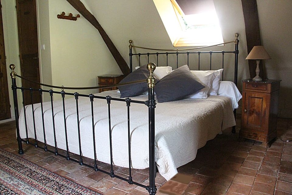 Super king bed in master bedroom, with en suite.
