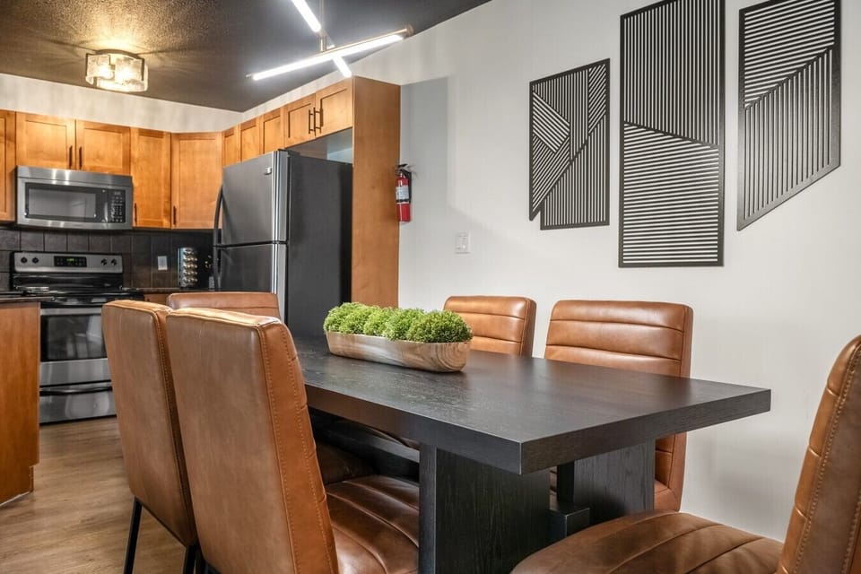 Dining area with seating for 6.