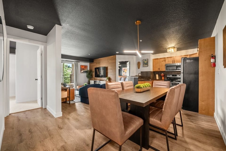 Dining area with seating for 6.