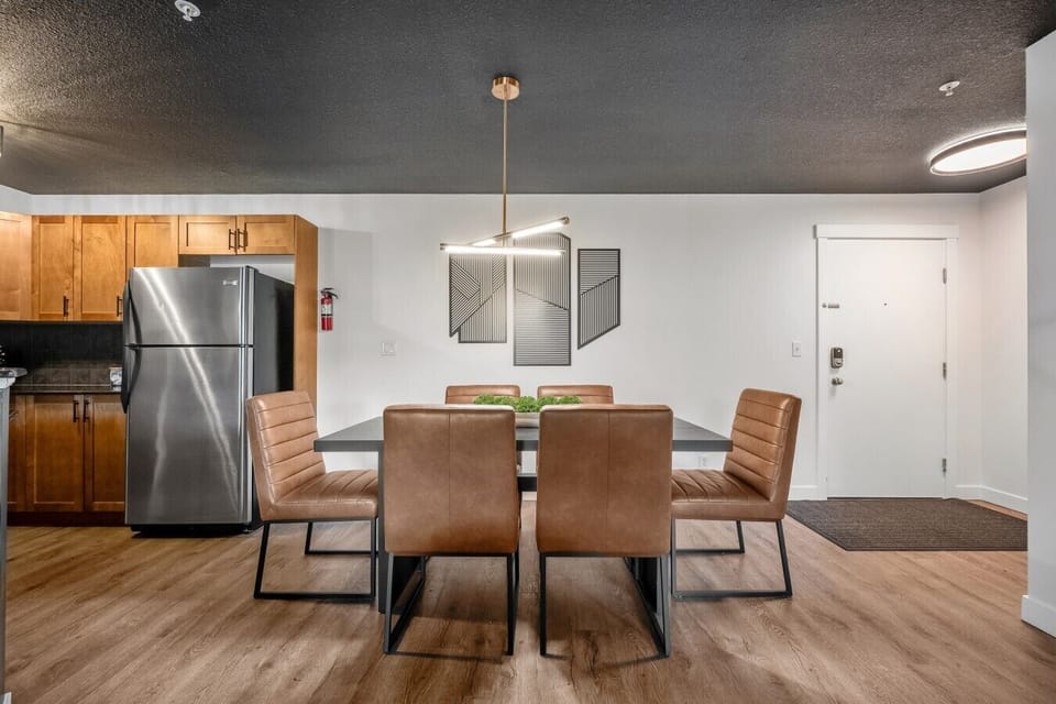Dining area with seating for 6.