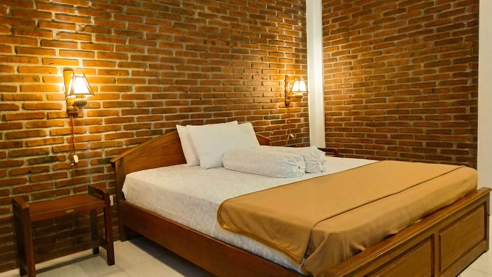 Premium bedding, desk, laptop workspace, WiFi (free)