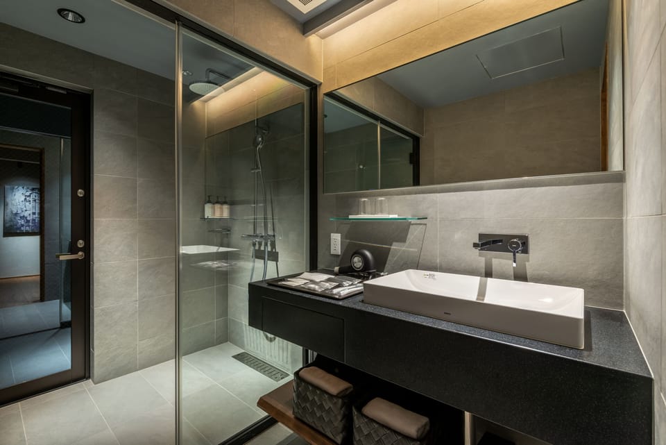 [Twin] -MIZU- | Bathroom | Separate tub and shower, rainfall showerhead, free toiletries