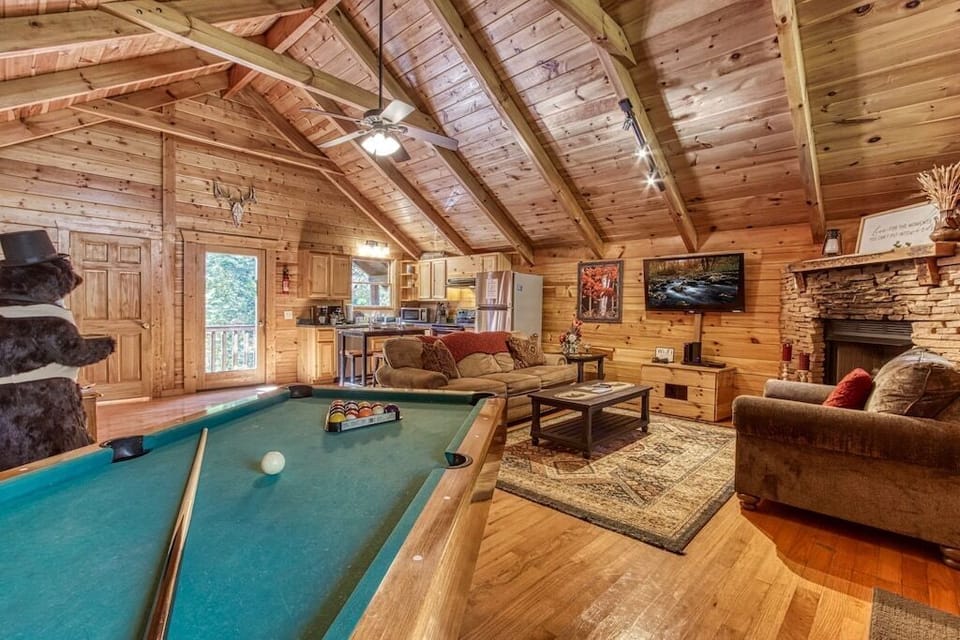 Cozy Bear Lodge's cozy living area with pool table