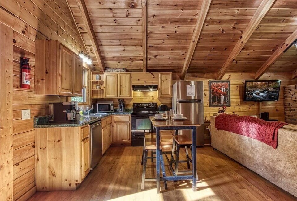 Cozy Bear Lodge's fully equipped kitchen