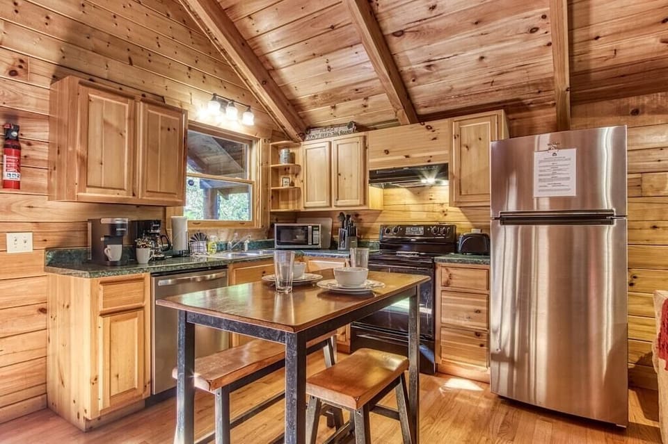 Cozy Bear Lodge's fully equipped kitchen