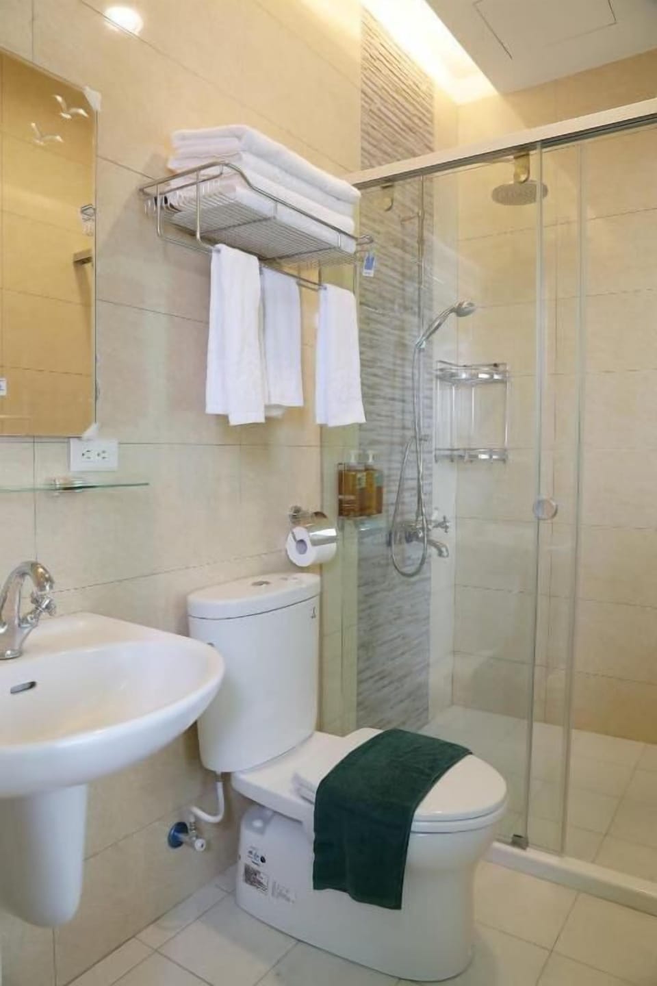 Standard Quadruple Room | Bathroom shower