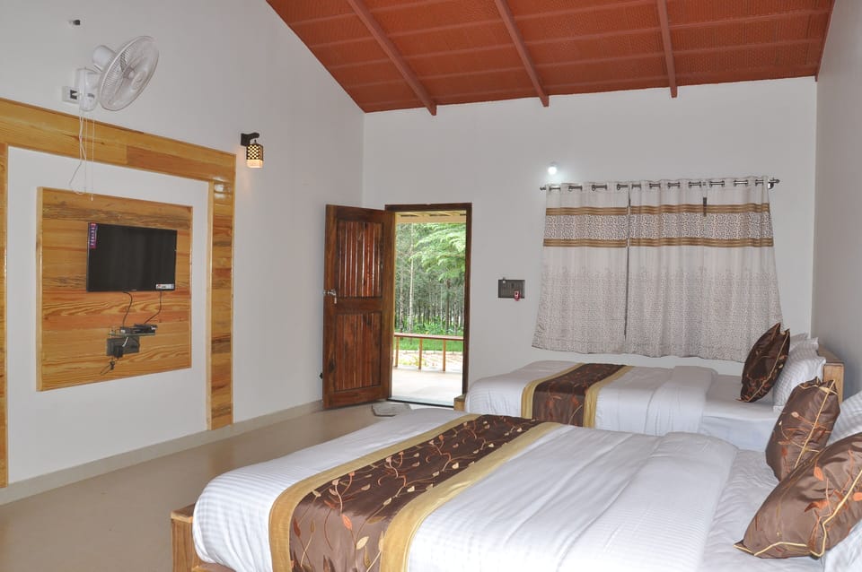 Deluxe Quadruple Room | Laptop workspace, free WiFi