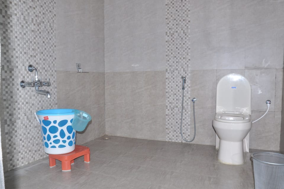 Shower, free toiletries, towels