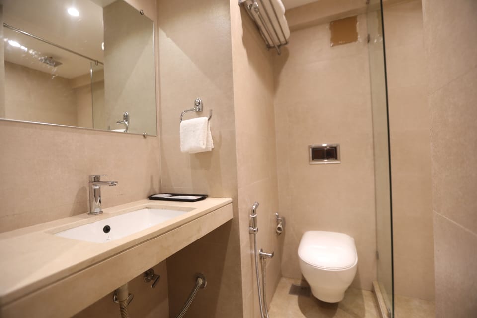 Deluxe Twin Room | Bathroom | Shower, rainfall showerhead, free toiletries, slippers