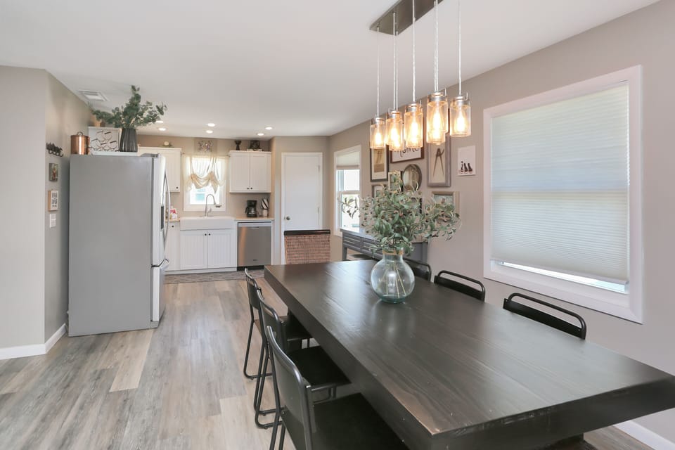 Dining Area & Kitchen