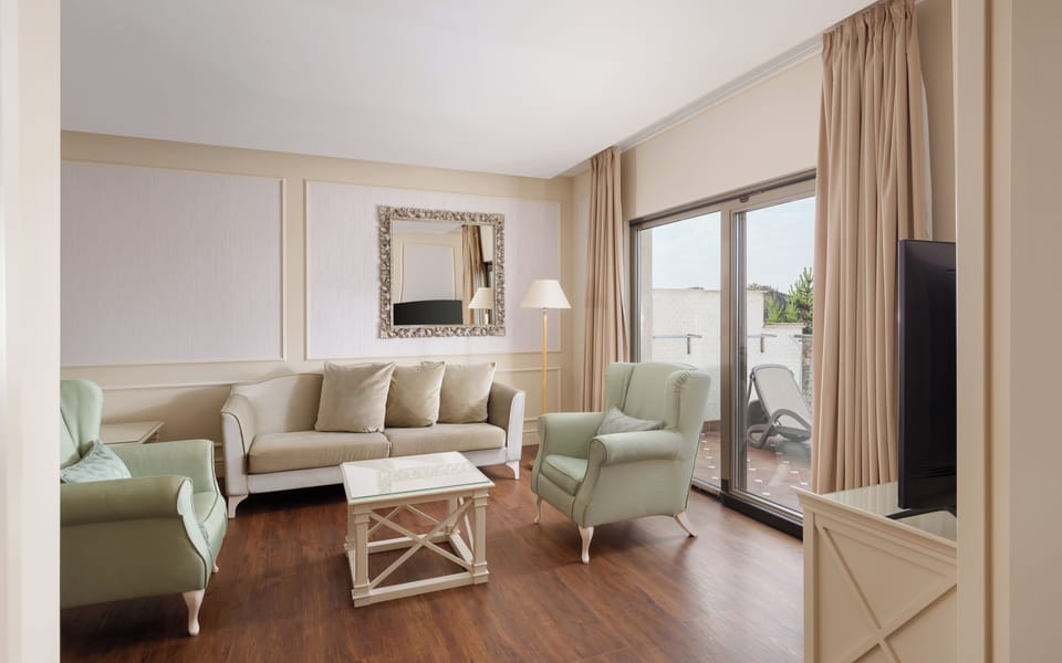 Executive Suite | Minibar, in-room safe, desk, laptop workspace