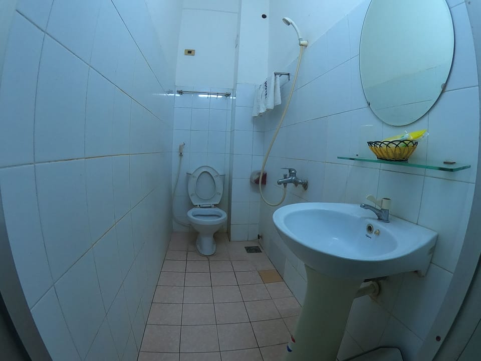 Shower, rainfall showerhead, free toiletries, slippers