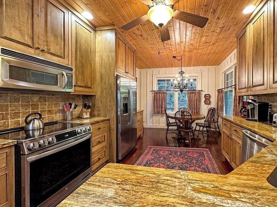 Kitchen and Breakfast Nook, Main Level