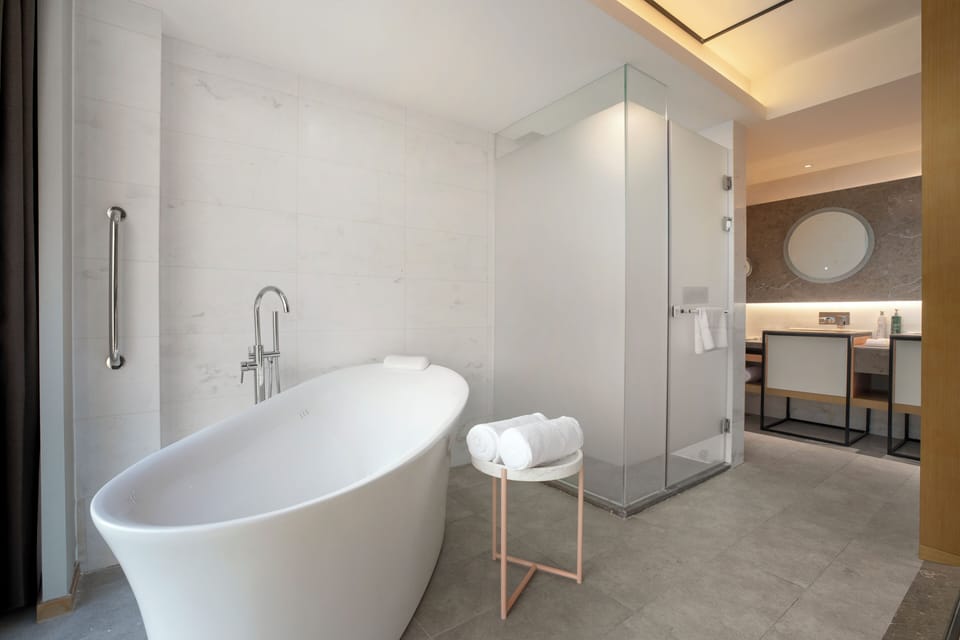 Deluxe Suite, 1 King Bed | Deep soaking bathtub