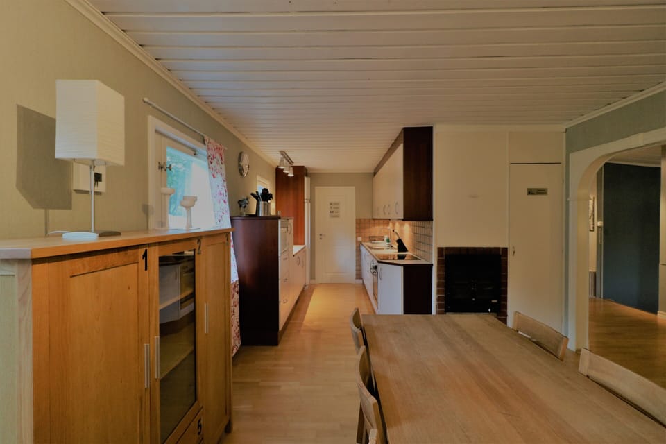 Shared fridge, microwave, stovetop, cookware/dishes/utensils