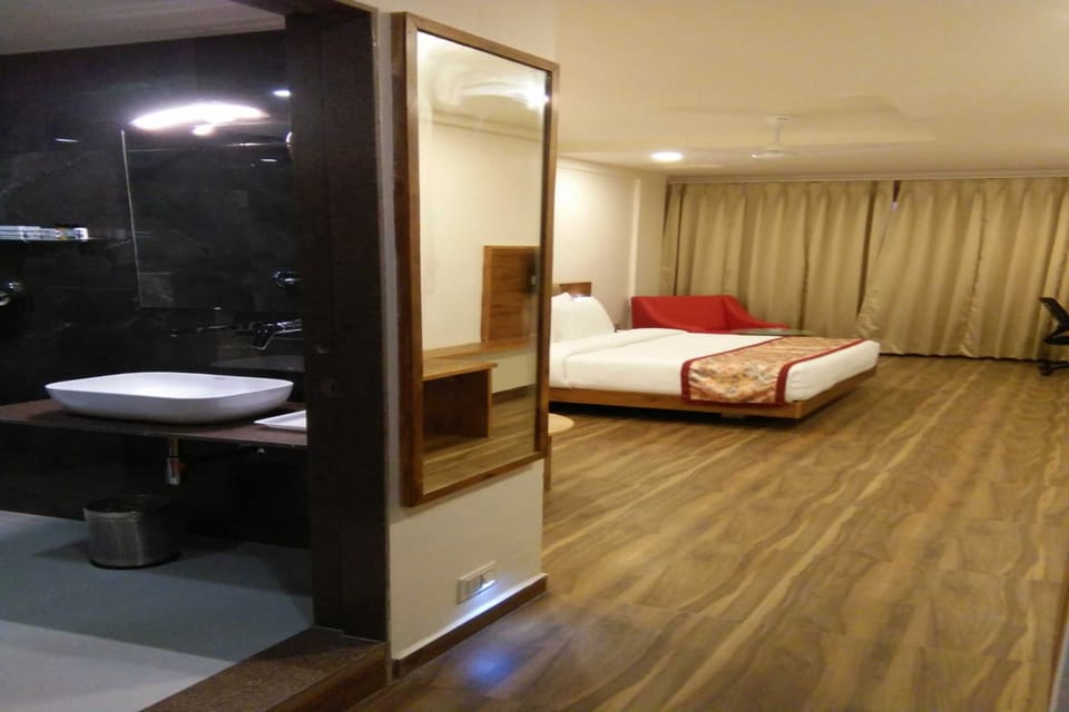 Deluxe Room | In-room safe, desk, iron/ironing board, free WiFi