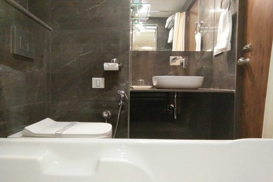 Bathtub, free toiletries, towels, soap