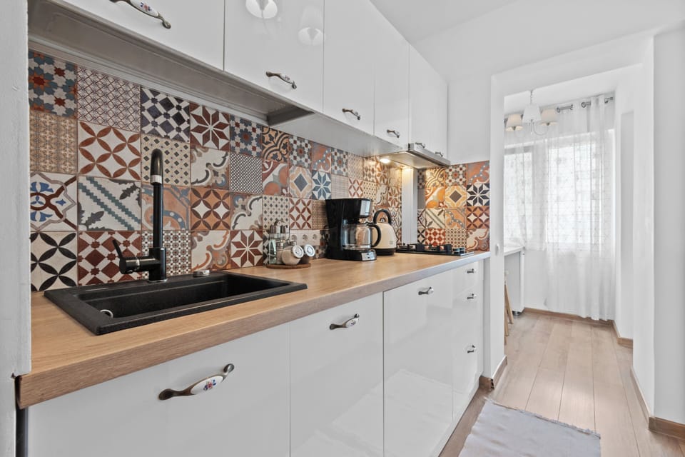 Deluxe Apartment | Private kitchen | Full-size fridge, microwave, stovetop, coffee/tea maker