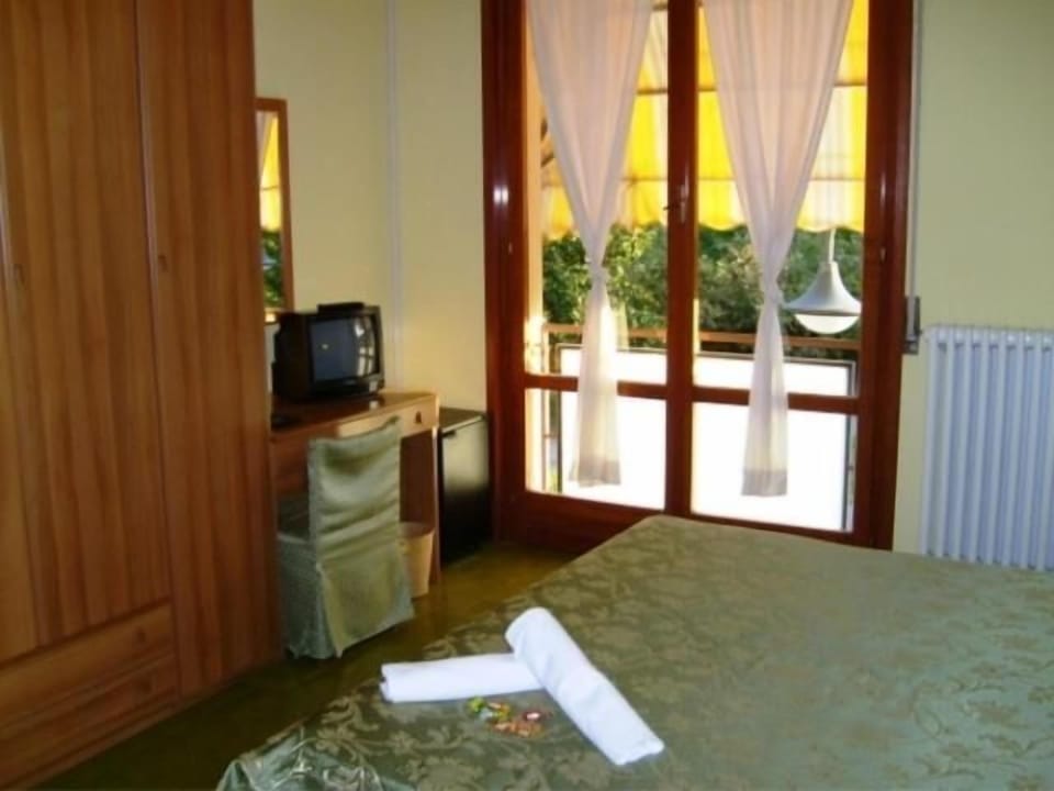 Minibar, in-room safe, desk, free WiFi