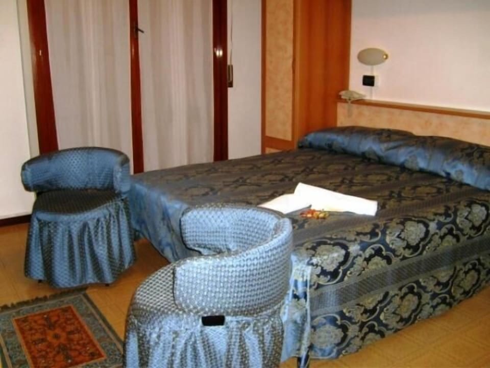 Minibar, in-room safe, desk, free WiFi