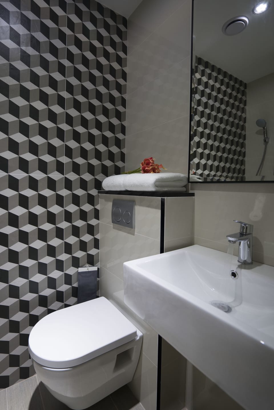 Superior Double Room | Bathroom | Combined shower/tub, free toiletries, hair dryer, towels