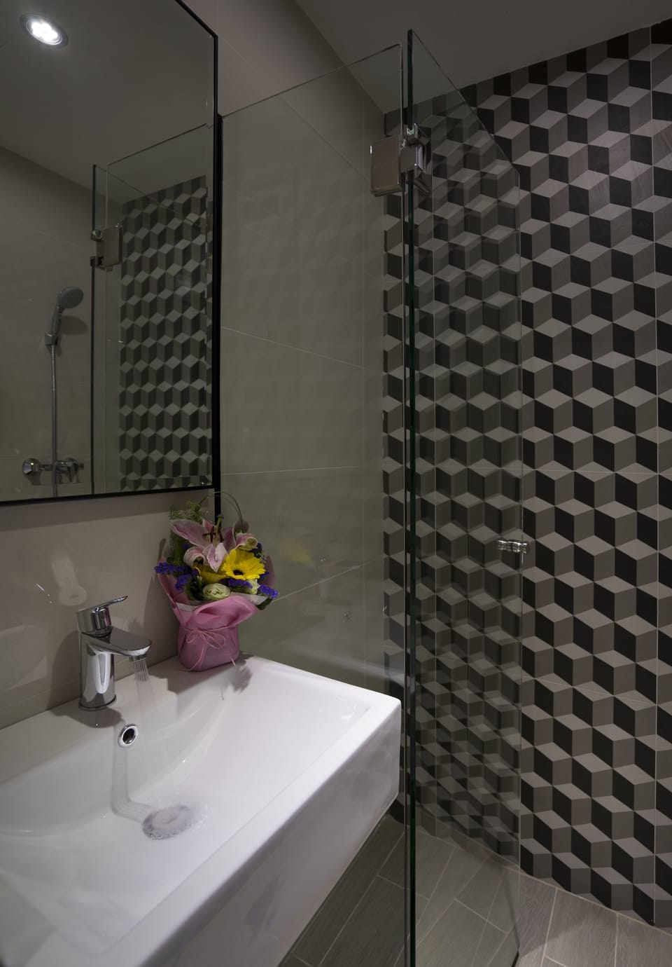 Superior Twin Room | Bathroom | Combined shower/tub, free toiletries, hair dryer, towels